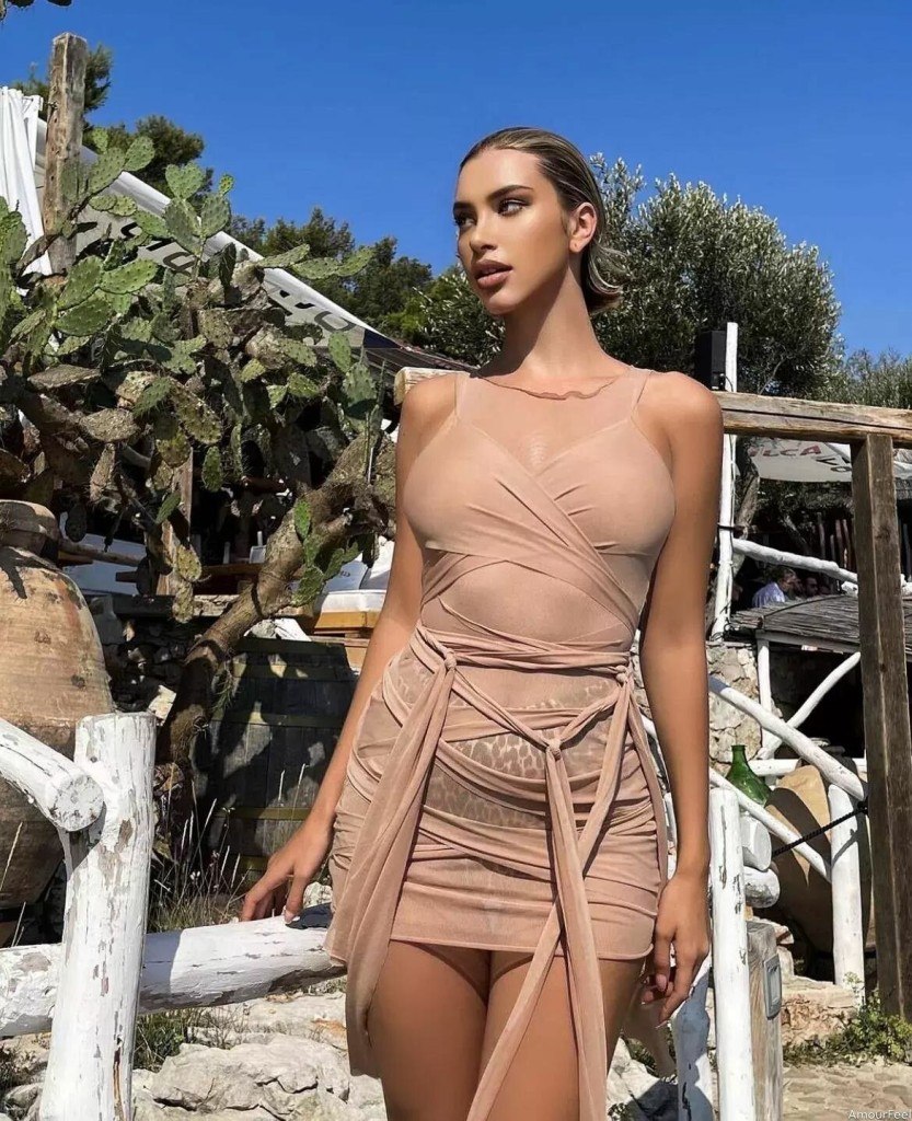 Helena, 24
