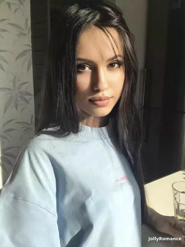 Anna, 23