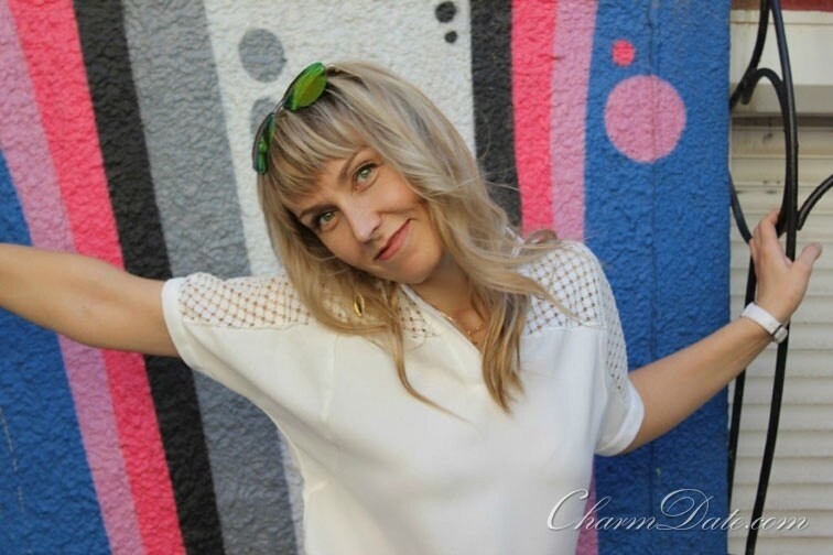 Julia, 42
