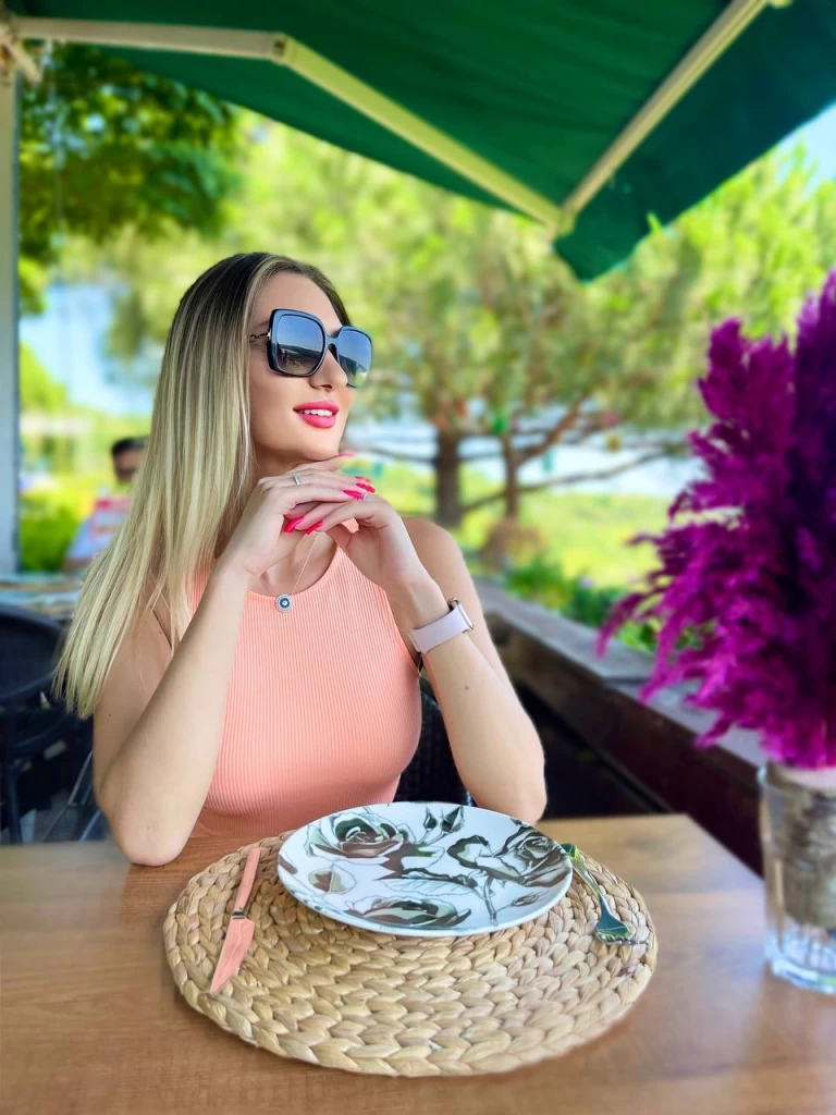 Anna, 27